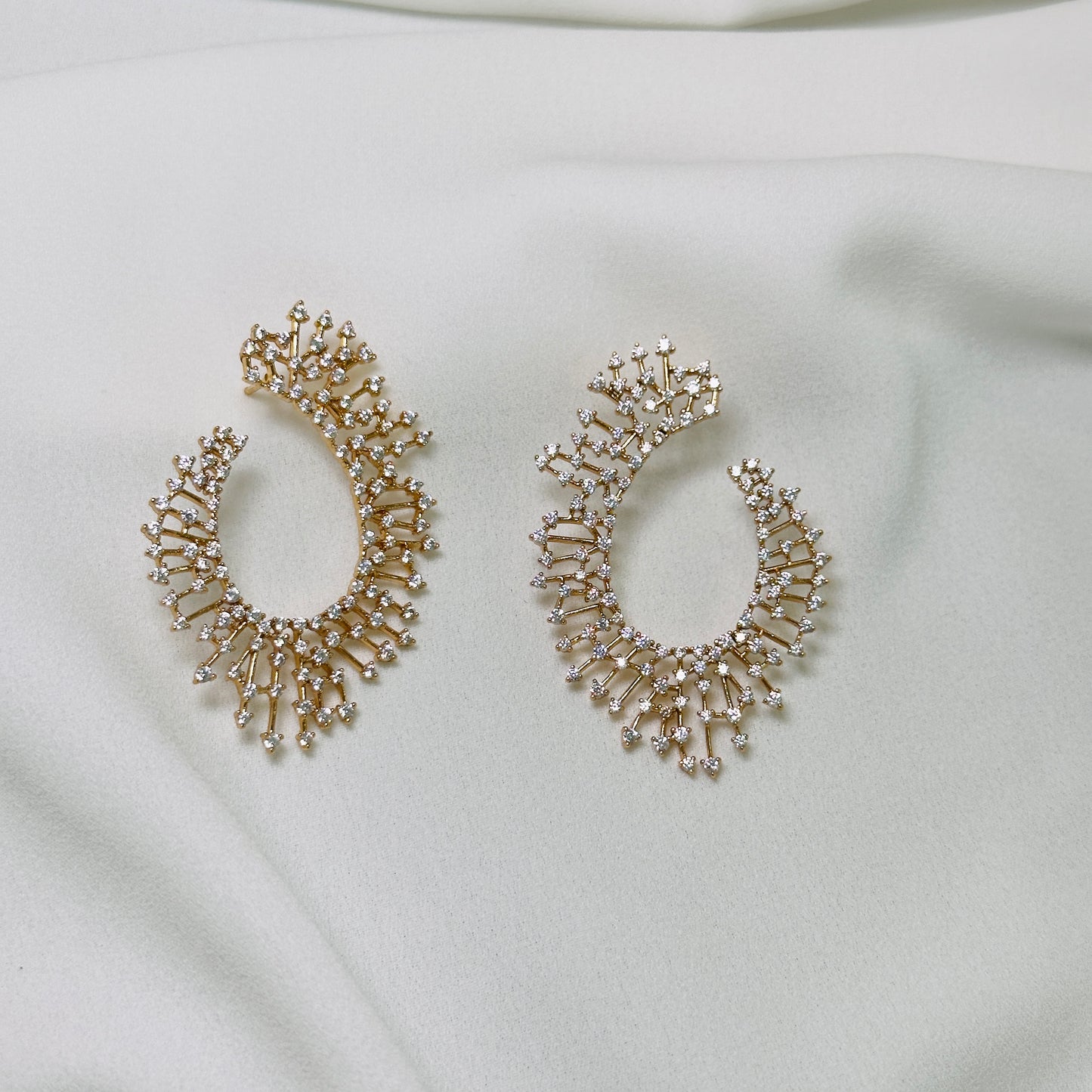 Brinco dourado, argola frontal, cravejado