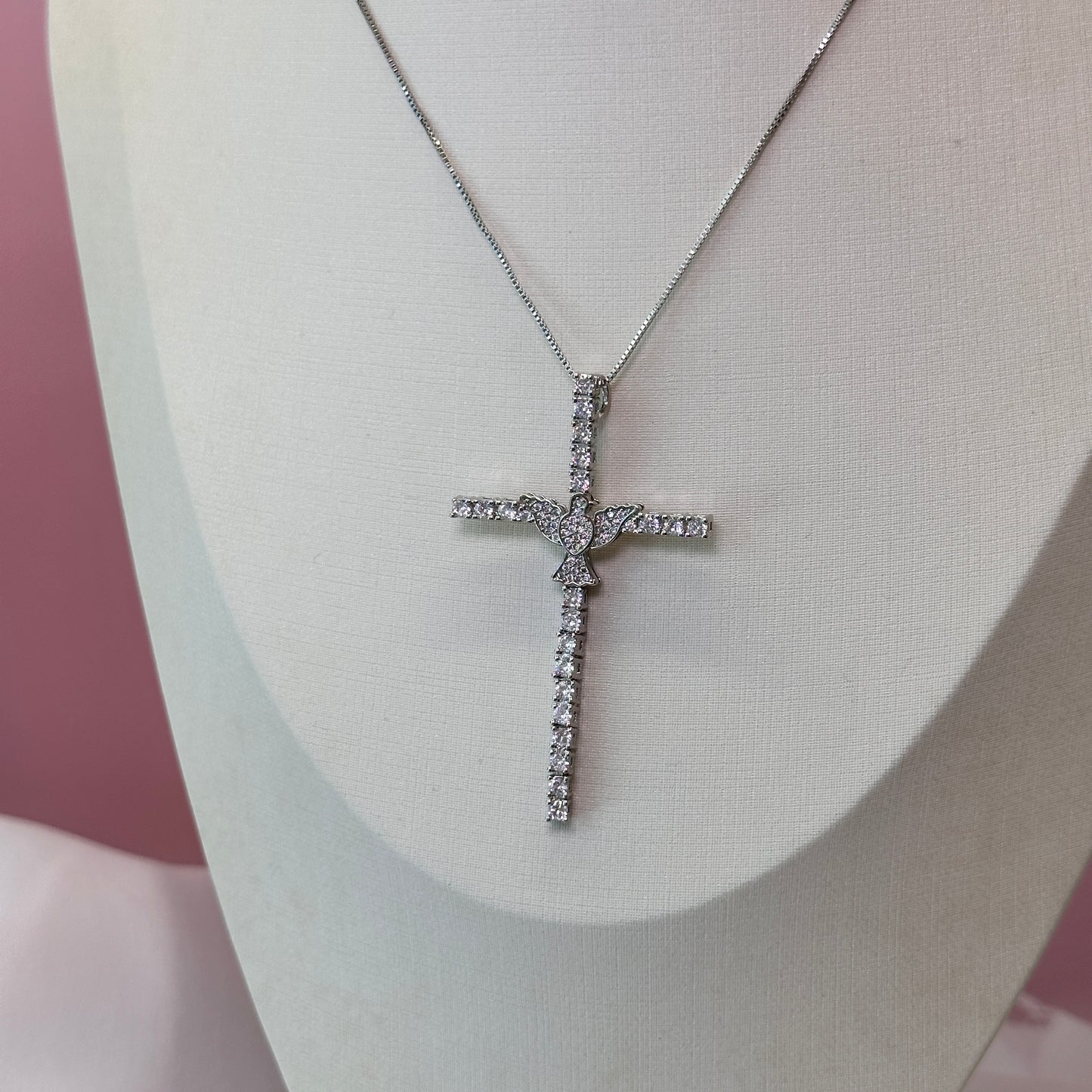 Colar crucifixo cravejada ródio