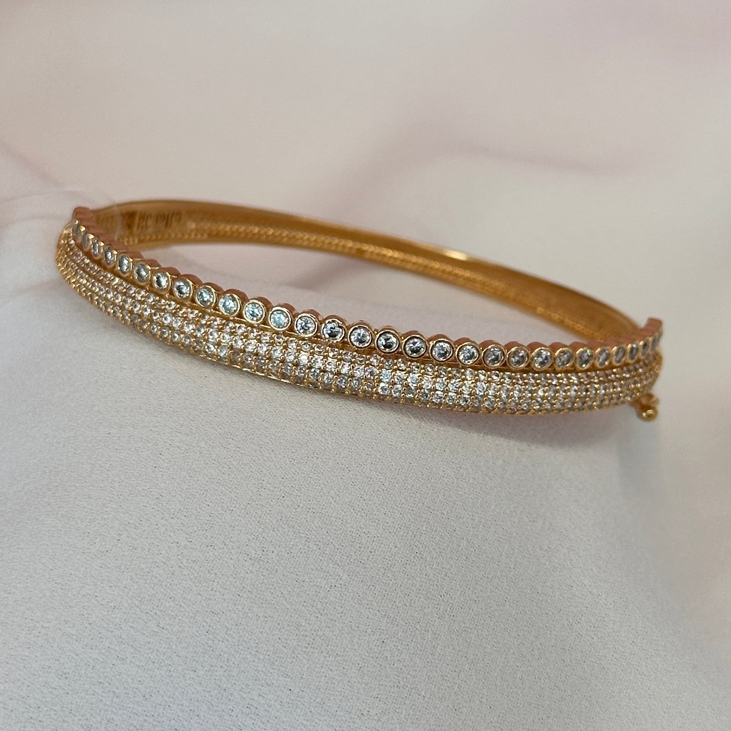 Bracelete dourado, cravejado