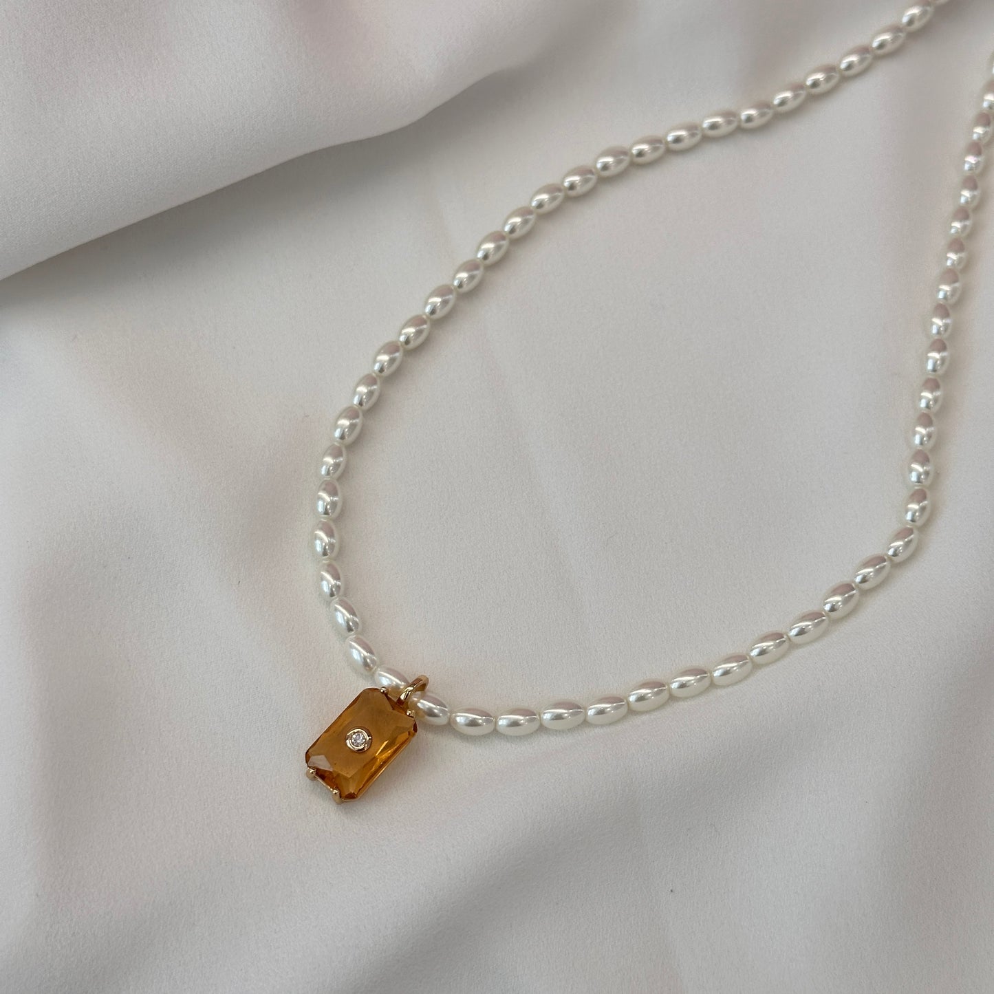 Colar dourado com pérolas, pingente citrino