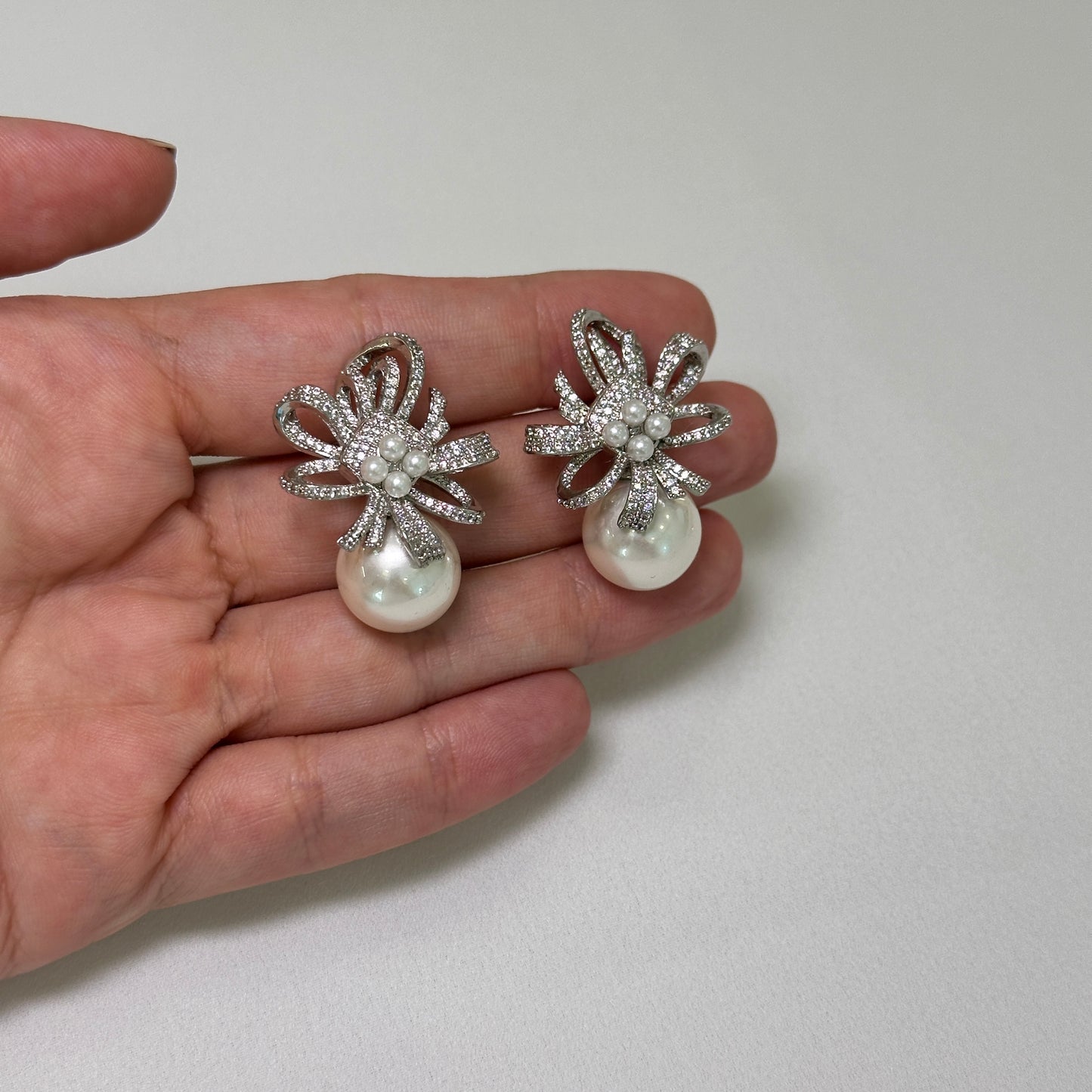 Brinco em ródio, cravejado, com pérolas e pircing (Graciosa)