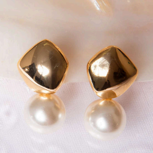 BRINCO ASSIMETRICO DOURADO COM PÉROLA
