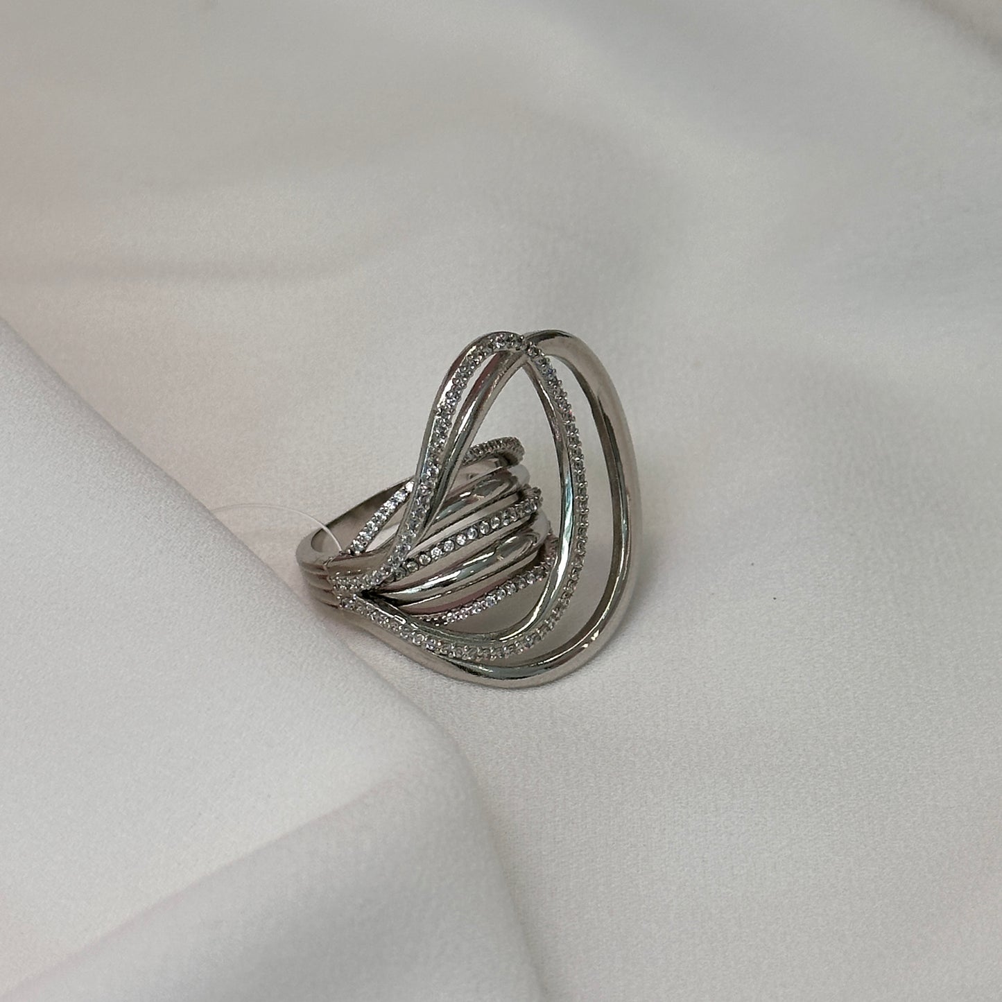 Anel design moderno em rodio com zircônias Katrina