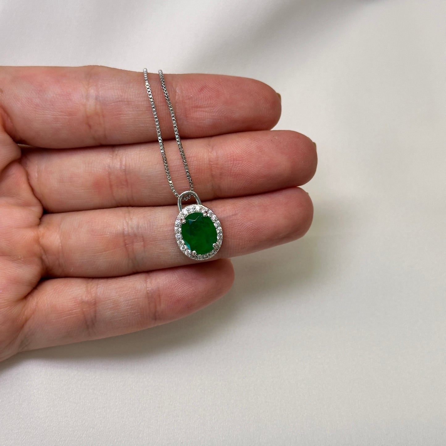 Colar com pingente esmeralda oval cravejado prata 925