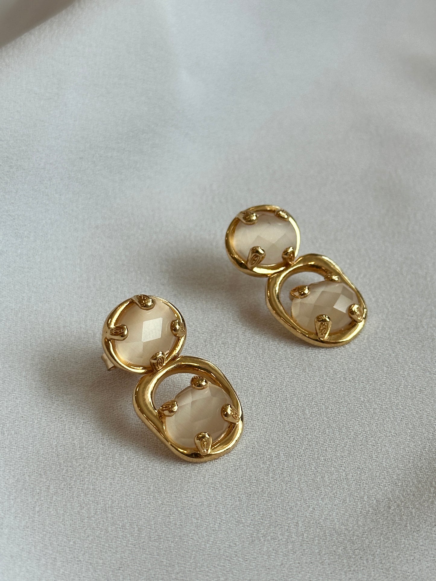 Brinco organico dourado com pedra leitosa