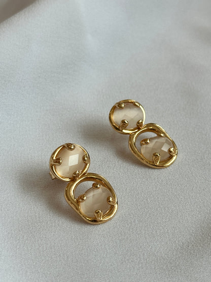 Brinco organico dourado com pedra leitosa