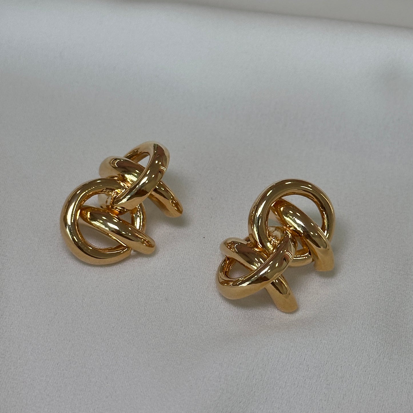 Brinco elos bold dourado