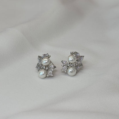 BRINCO FOLHAS CRAVEJADAS E PÉROLAS R