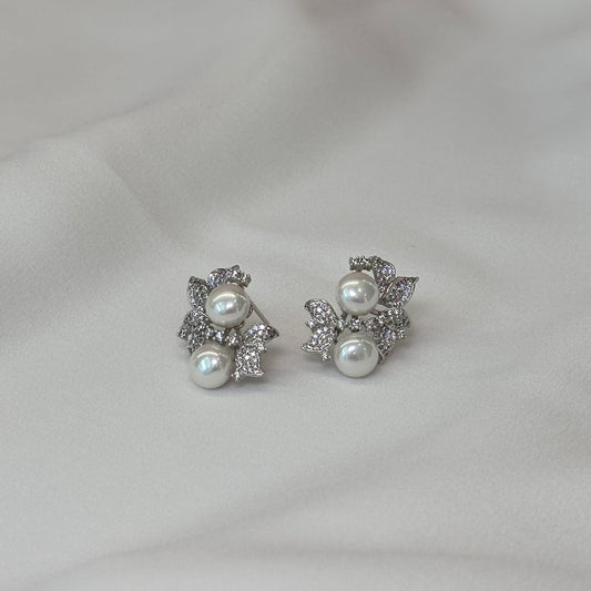 BRINCO FOLHAS CRAVEJADAS E PÉROLAS R