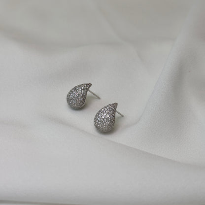 Brinco gota, cravejado, ródio serenidade