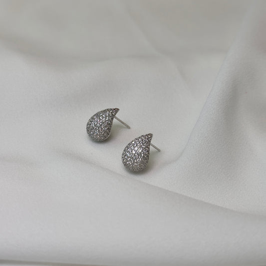 Brinco gota, cravejado, ródio serenidade