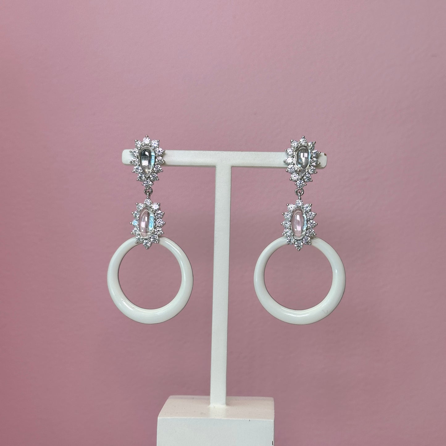 Brinco ródio alongado esmaltado branco com cristaos