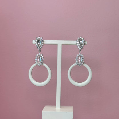 Brinco ródio alongado esmaltado branco com cristaos