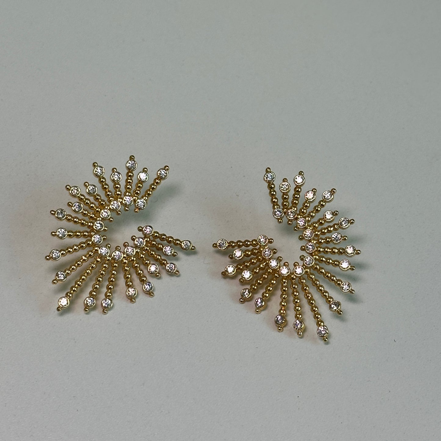 Brinco dourado, argola frontal cravejada, Espelho