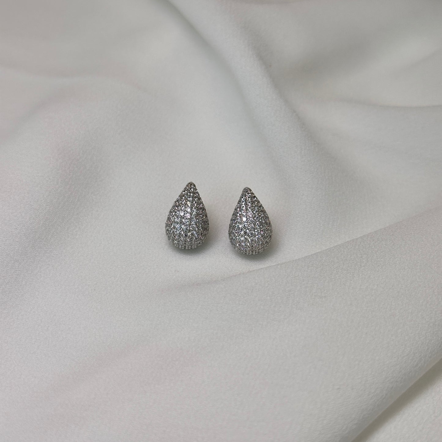 Brinco gota, cravejado, ródio serenidade