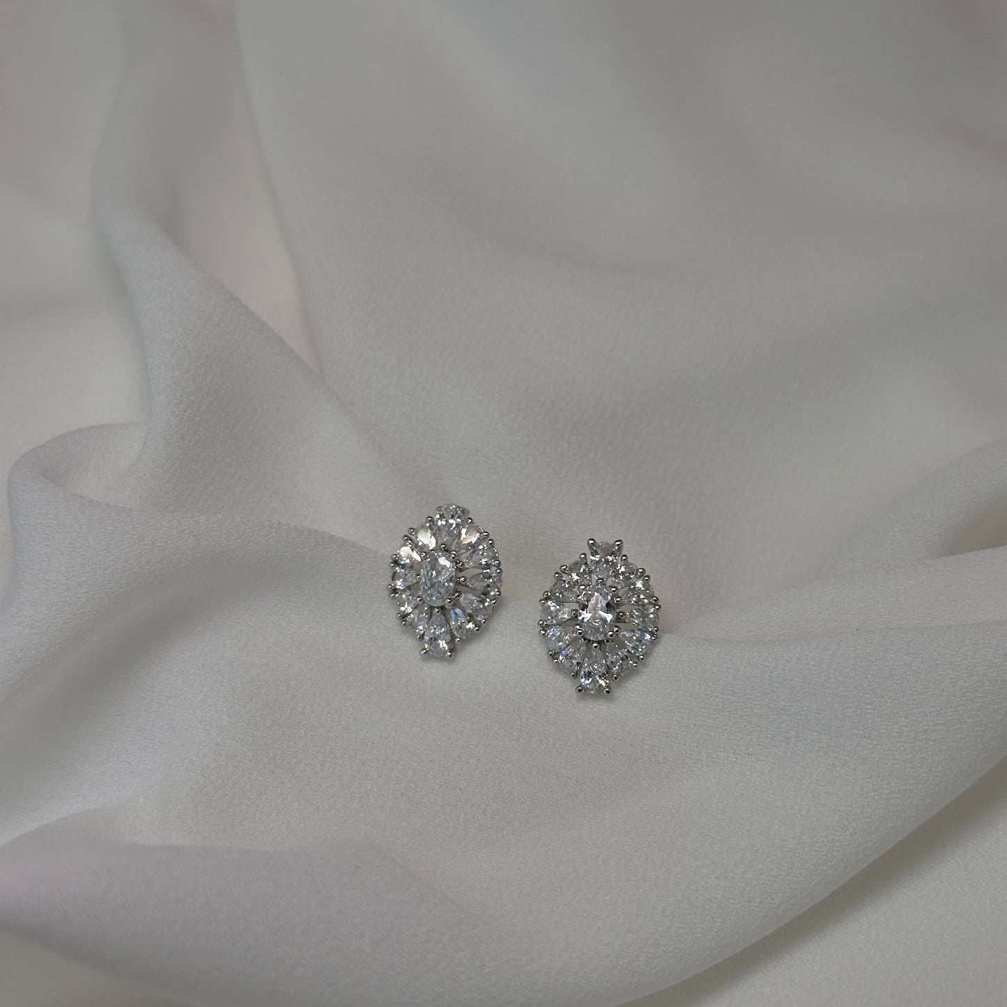 Brinco ródio clássico, cravejado com zircônias