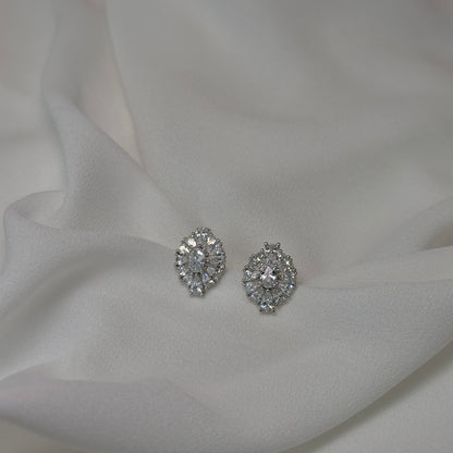 Brinco ródio clássico, cravejado com zircônias