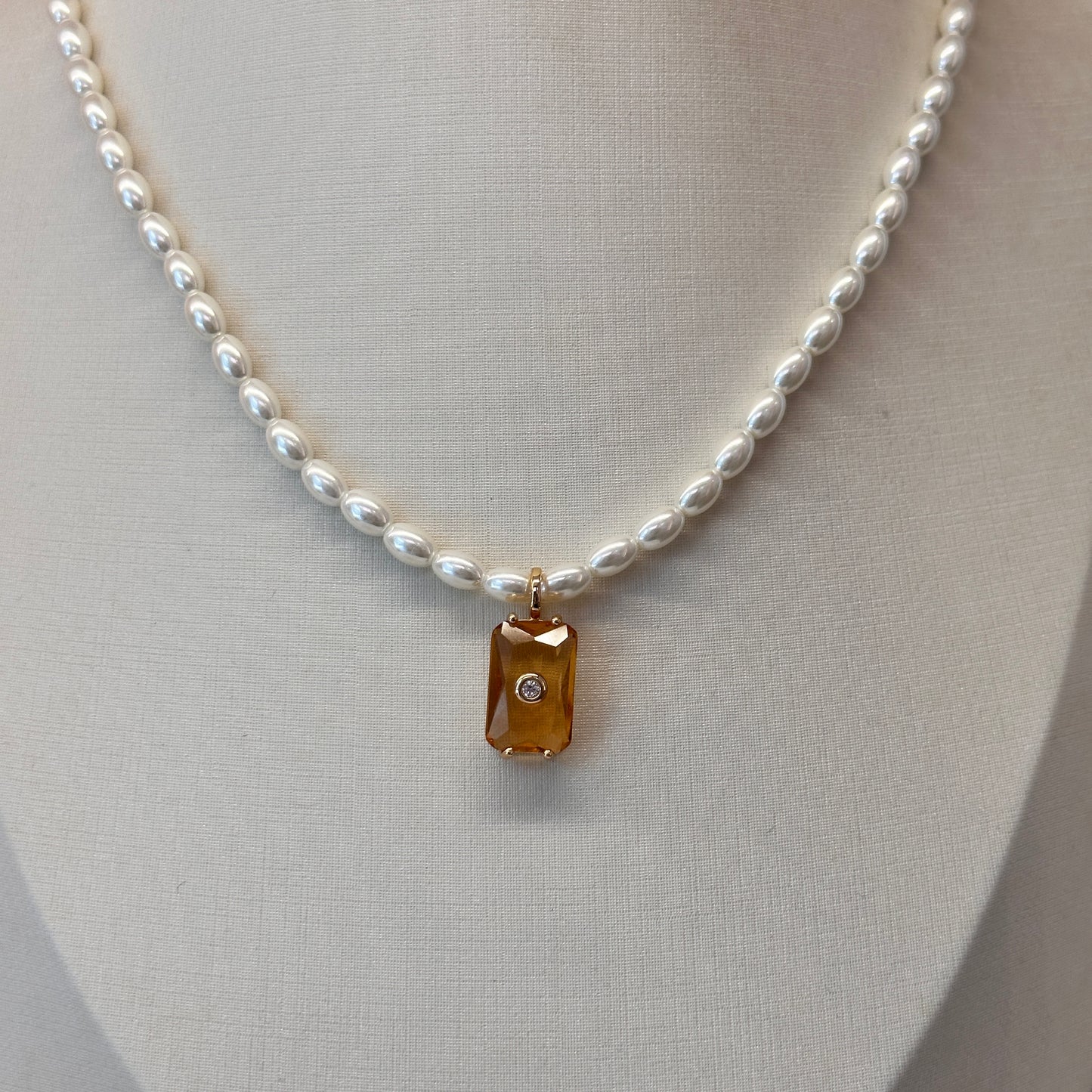 Colar dourado com pérolas, pingente citrino