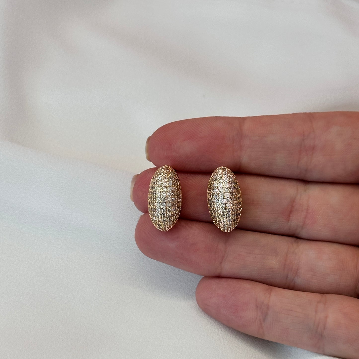 BRINCO OVAL CRAVEJADO DOURADO