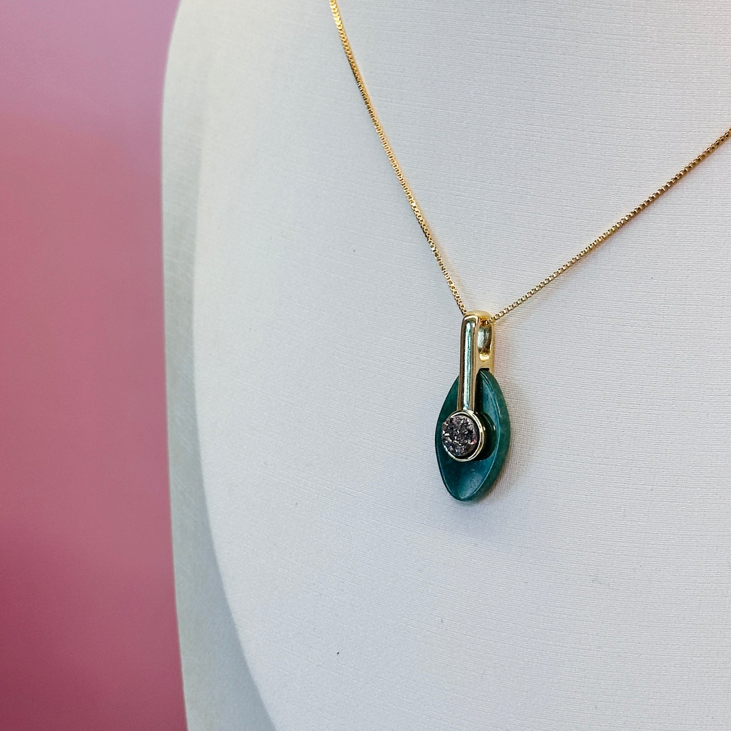 Conjunto dourado com quartzo verde e druza