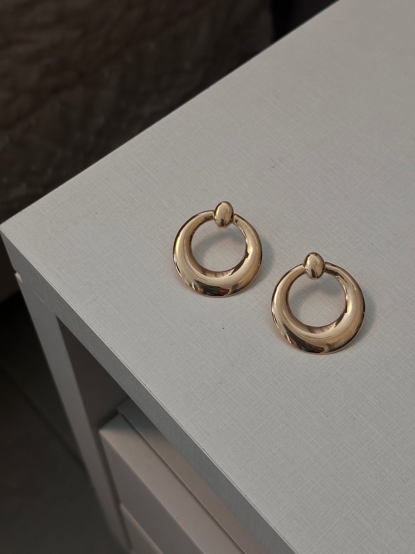 Brinco dourado argola frontal lisa