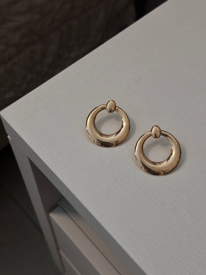 Brinco dourado argola frontal lisa