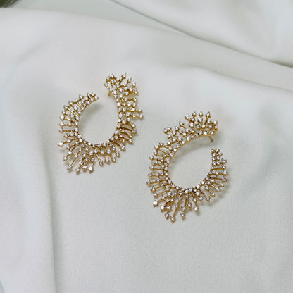 Brinco dourado, argola frontal, cravejado