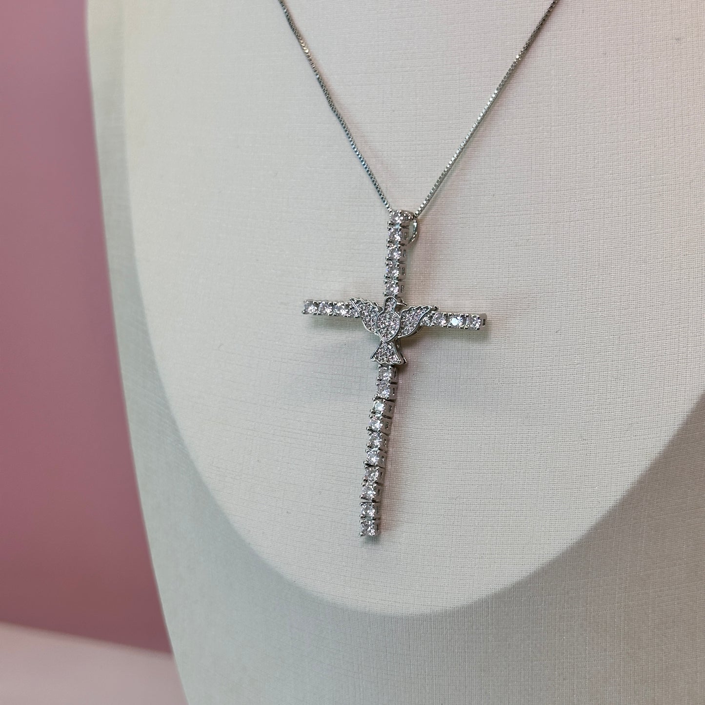 Colar crucifixo cravejada ródio