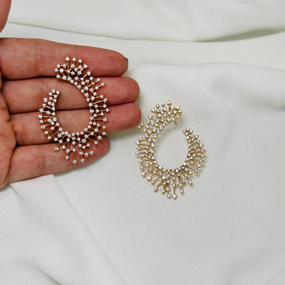 Brinco dourado, argola frontal, cravejado