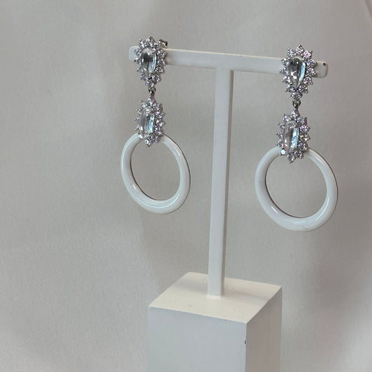 Brinco ródio alongado esmaltado branco com cristaos