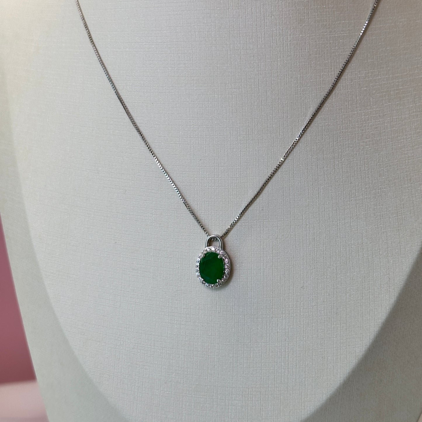 Colar com pingente esmeralda oval cravejado prata 925