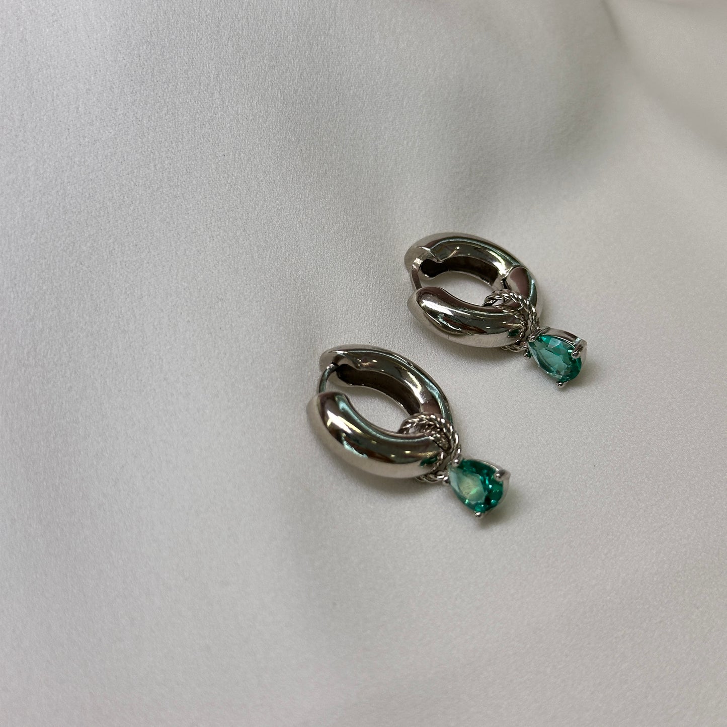 Brinco argola ródio pequena com pedra verde