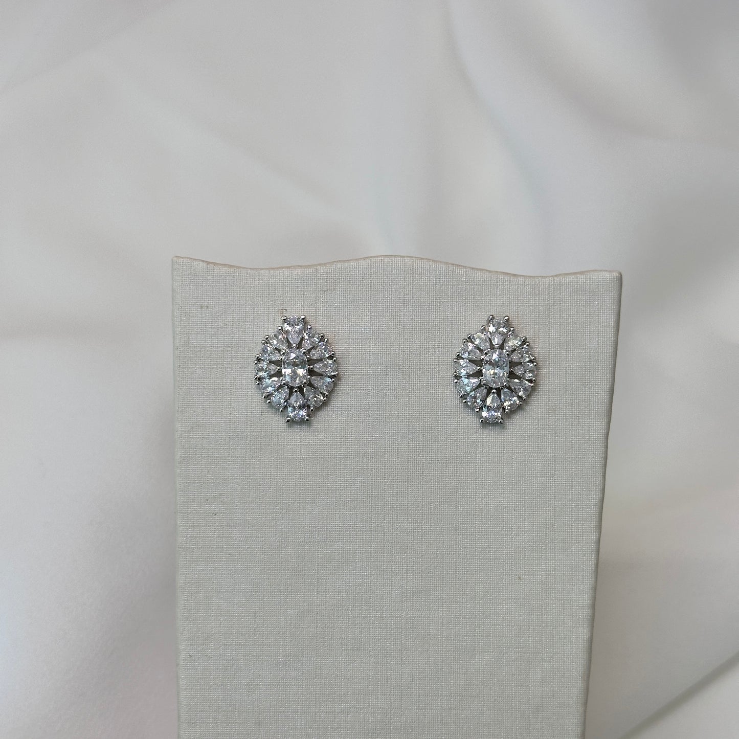 Brinco ródio clássico, cravejado com zircônias