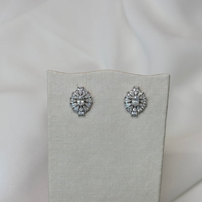 Brinco ródio clássico, cravejado com zircônias