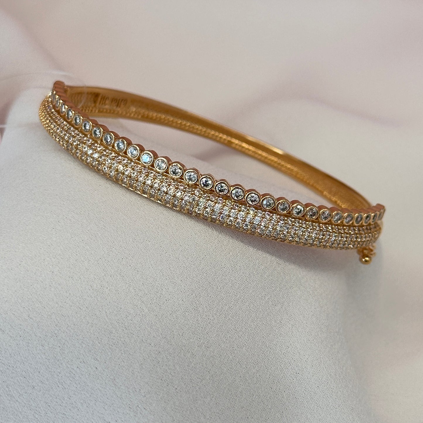 Bracelete dourado, cravejado