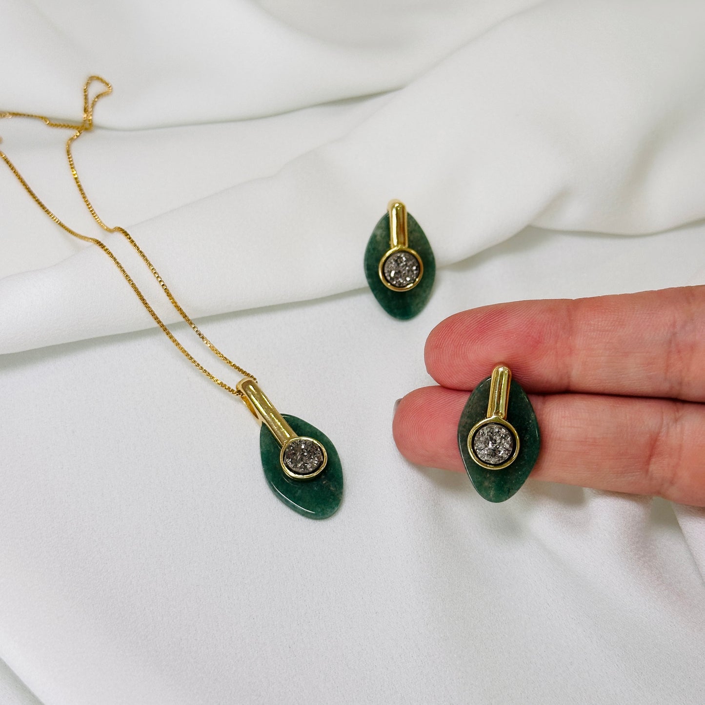 Conjunto dourado com quartzo verde e druza