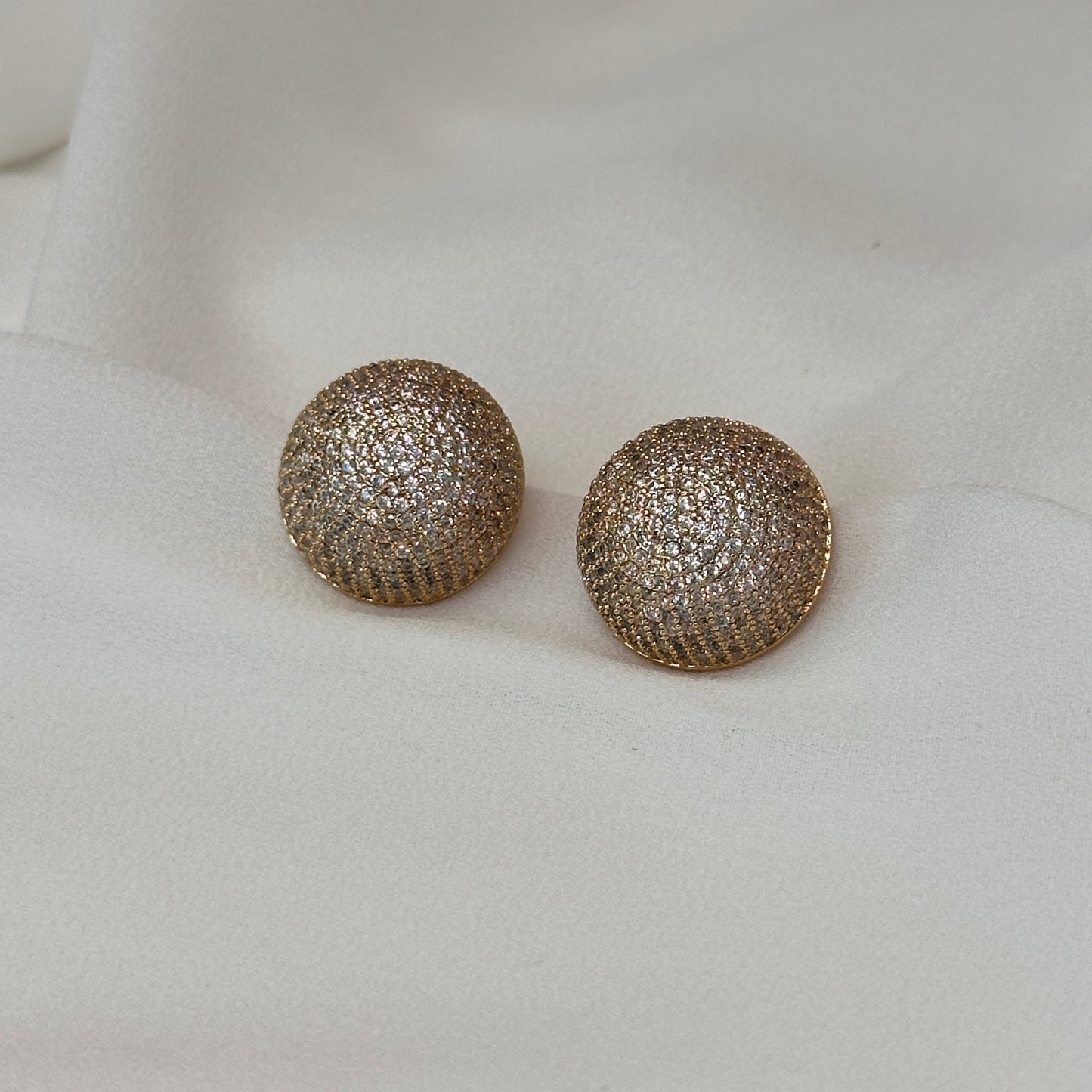 Brinco semi esfera dourado cravejado com zircônias