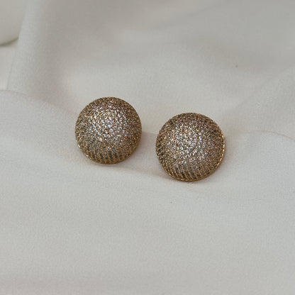 Brinco semi esfera dourado cravejado com zircônias
