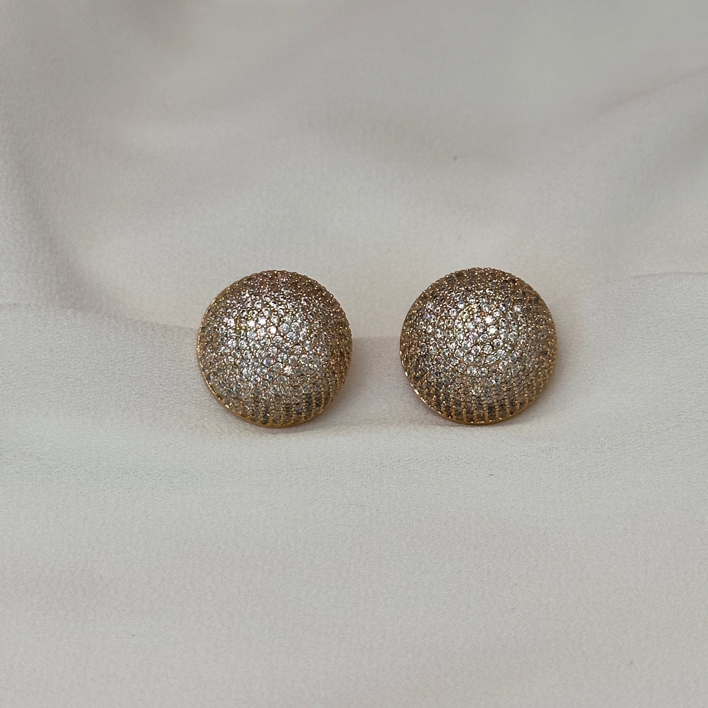 Brinco semi esfera dourado cravejado com zircônias