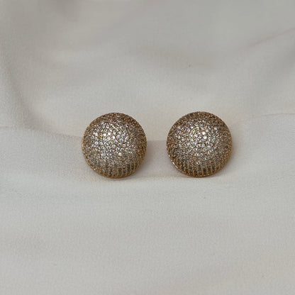 Brinco semi esfera dourado cravejado com zircônias