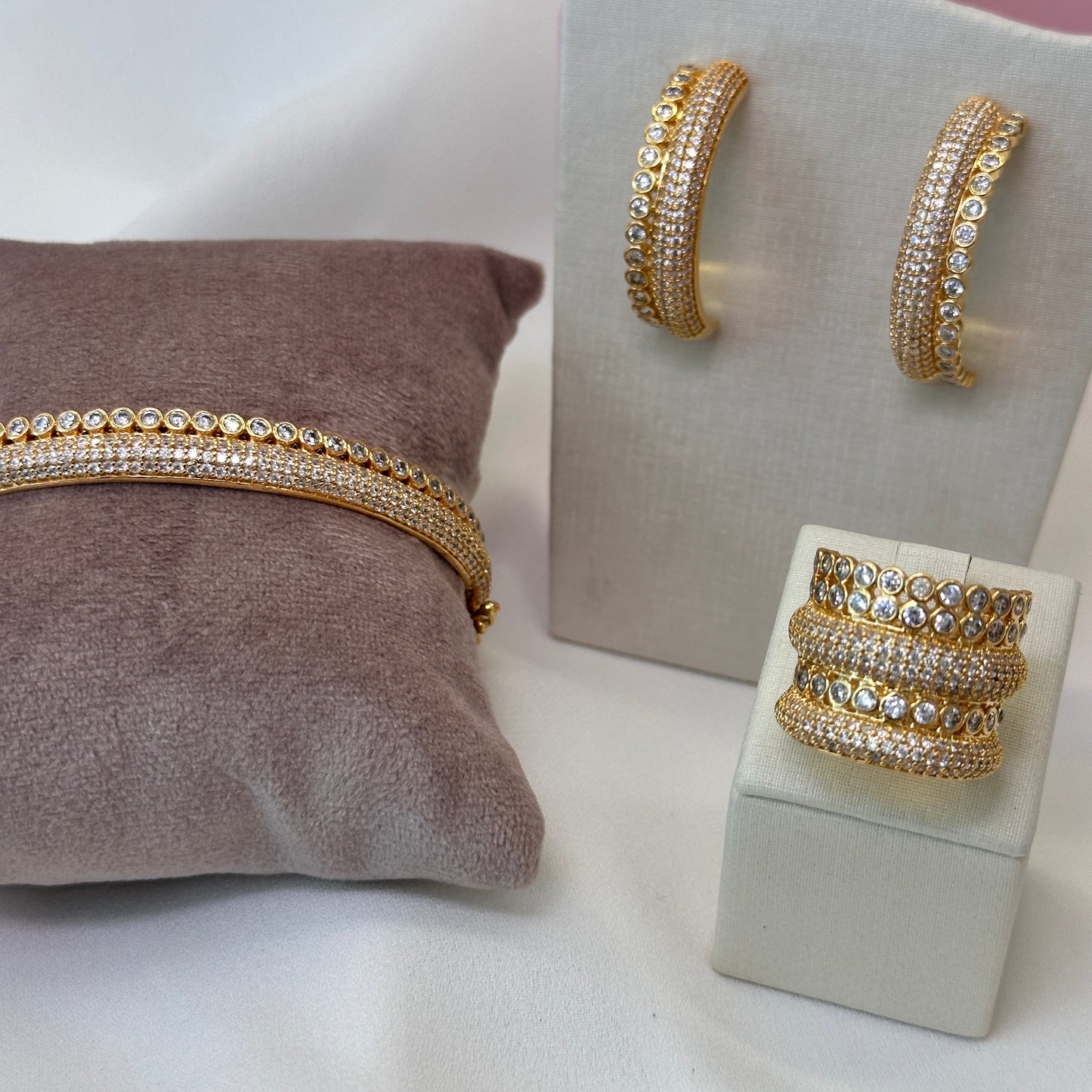 Bracelete dourado, cravejado