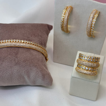 Bracelete dourado, cravejado