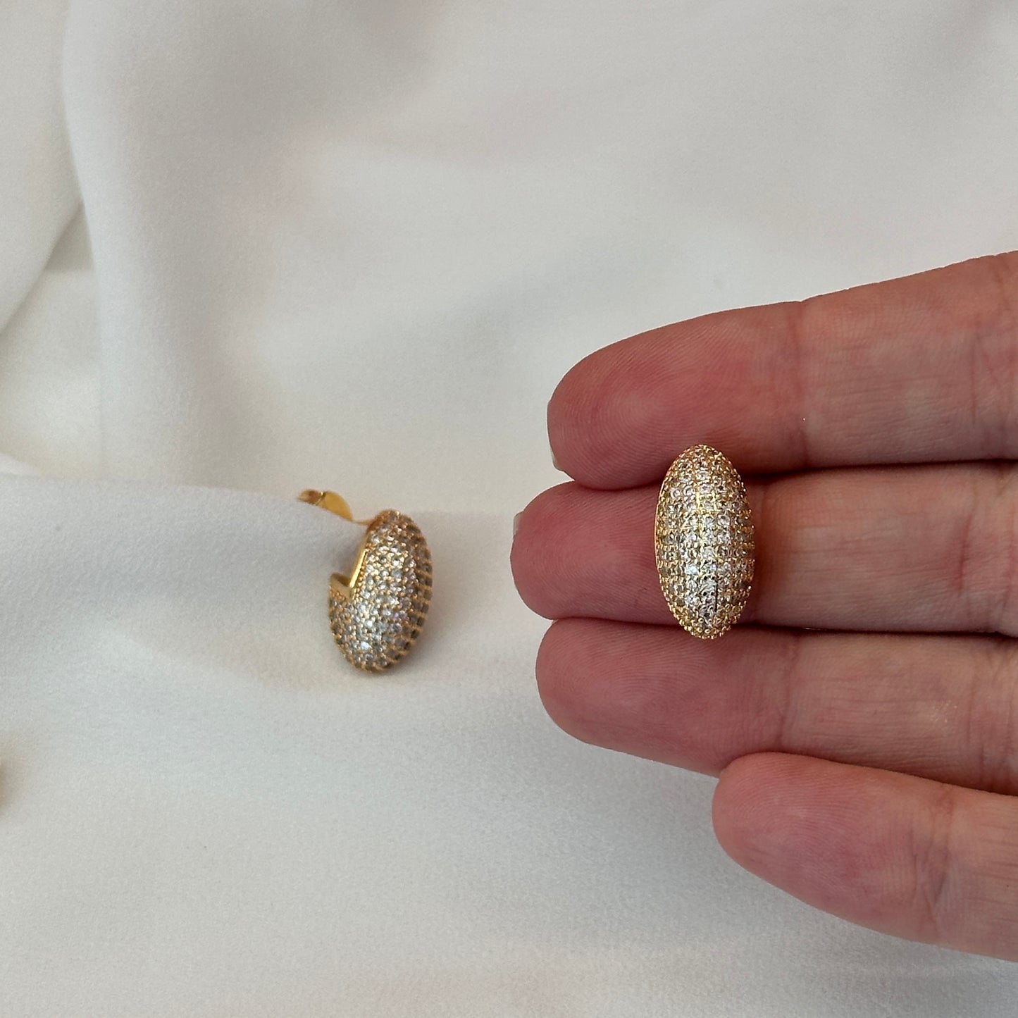 BRINCO OVAL CRAVEJADO DOURADO