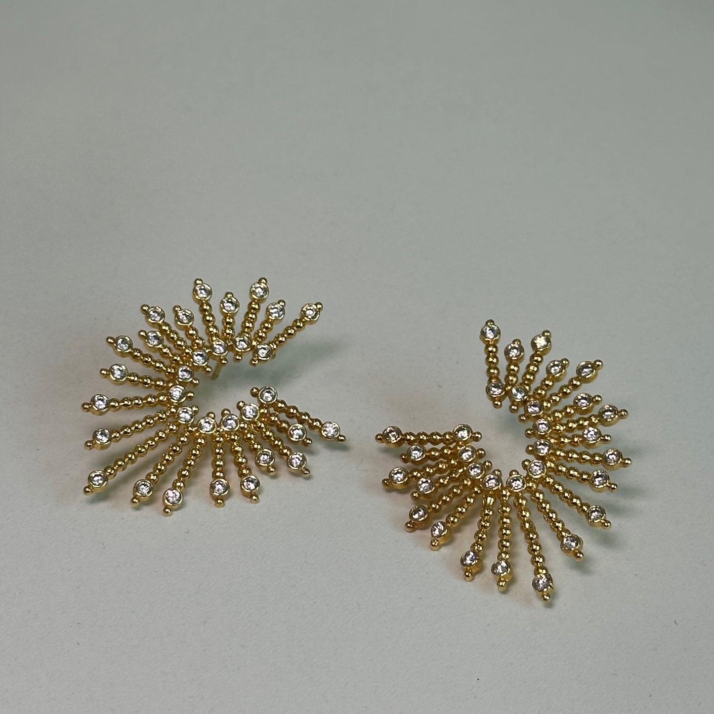 Brinco dourado, argola frontal cravejada, Espelho