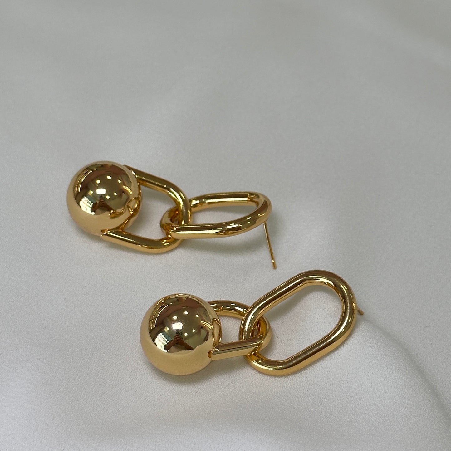 Brinco corrente e esfera lisa dourada