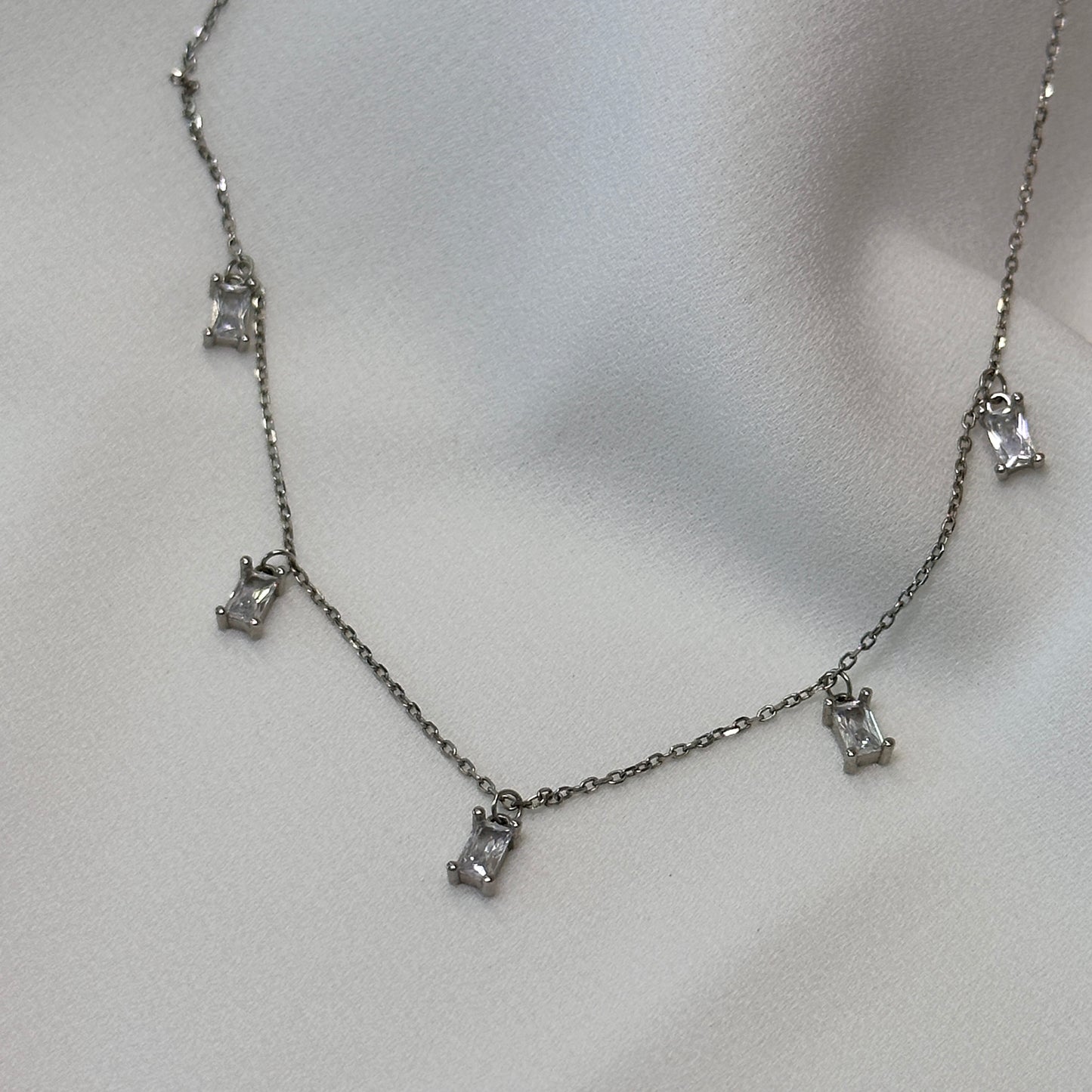 Colar ródio com pontos de luz em zircônia