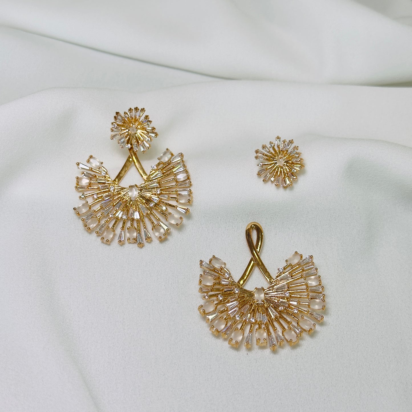 Brinco dourado leque, cravejado cristal