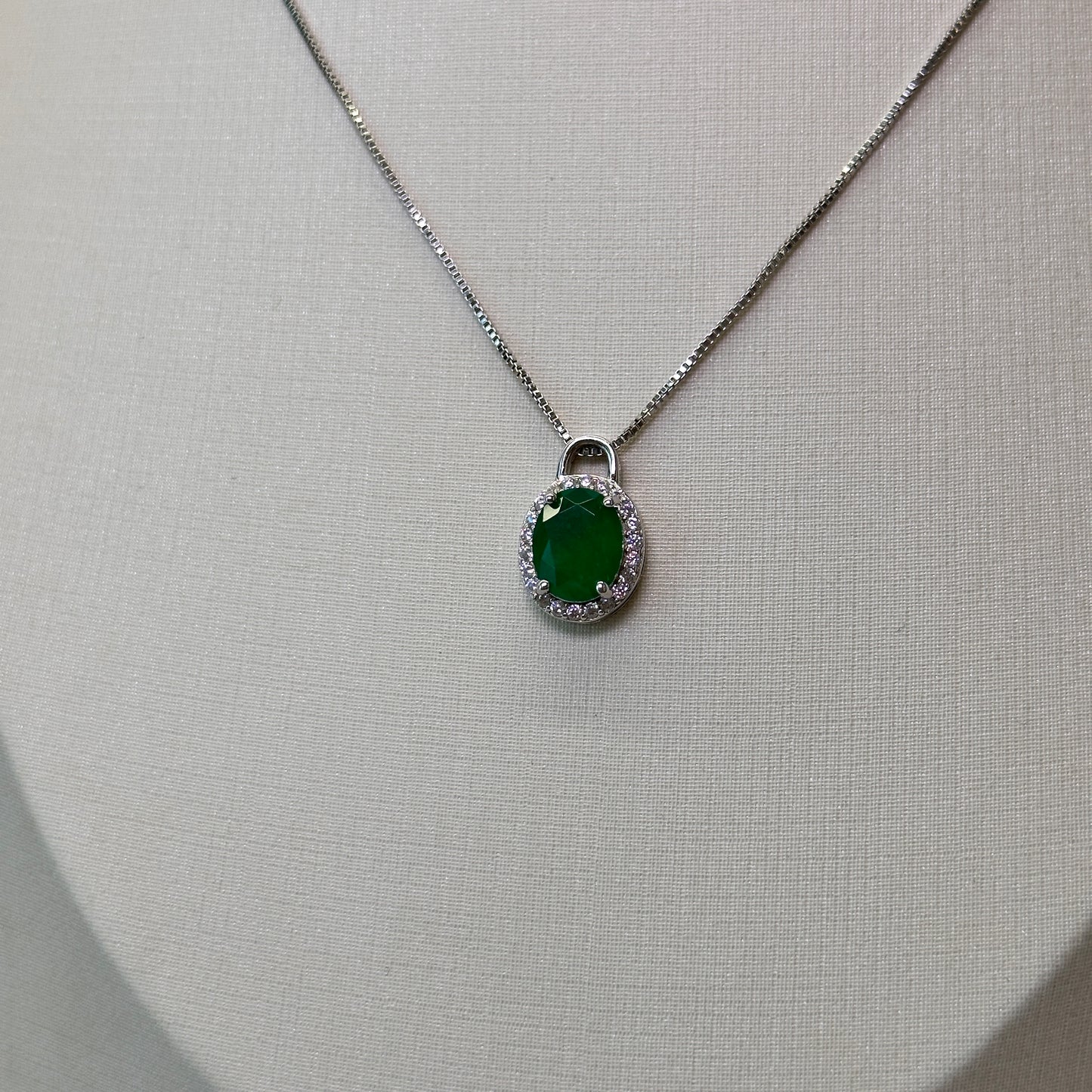 Colar com pingente esmeralda oval cravejado prata 925