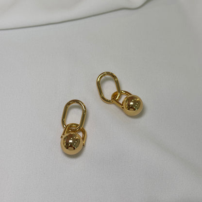 Brinco corrente e esfera lisa dourada