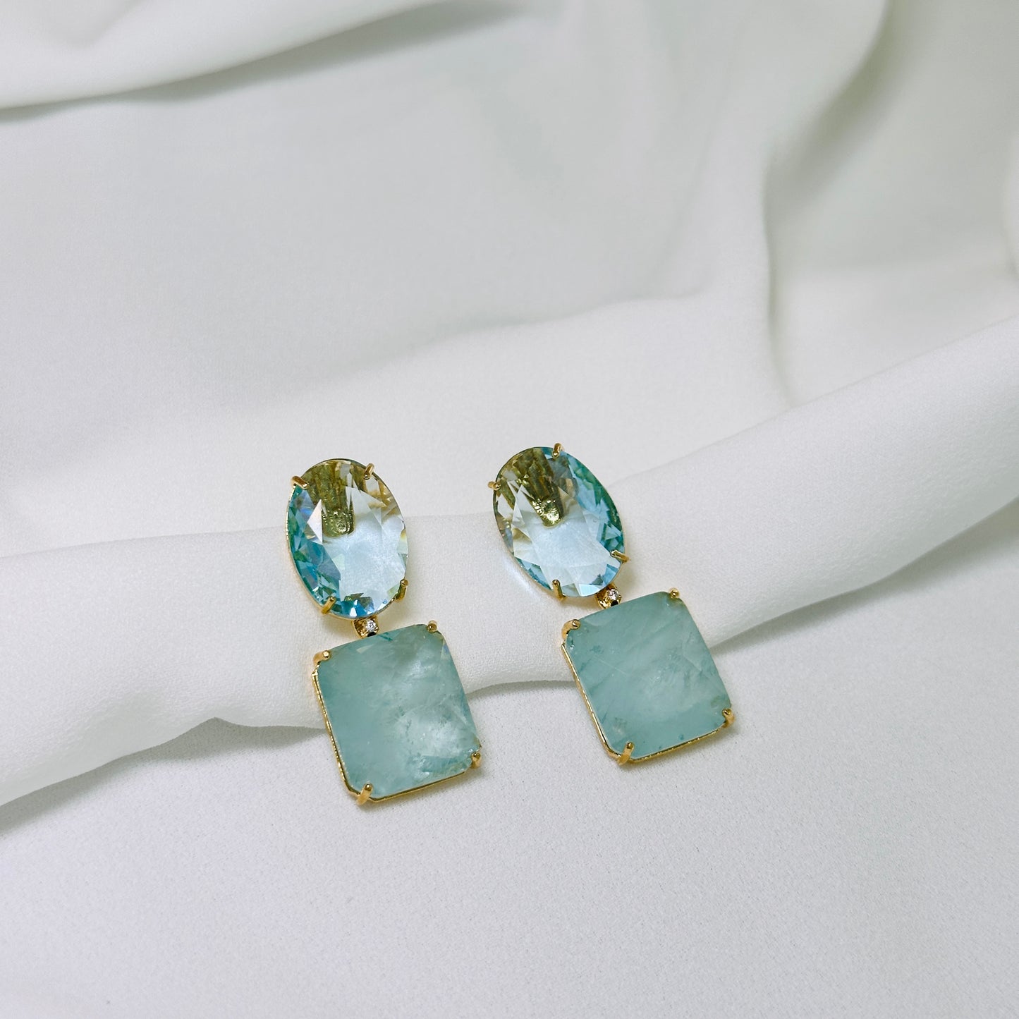 Brinco dourado com pedra fusion azul